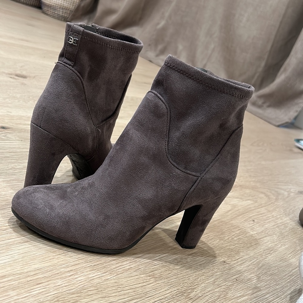 Sam Edelman Woman’s Suede Mauve Ankle Books Size 8 US and Eur 38